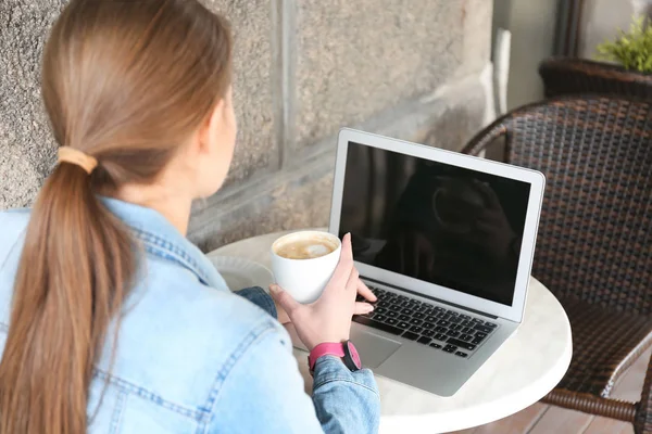 Ung Frilansare Dricka Kaffe Medan Arbetar Med Laptop Café — Stockfoto