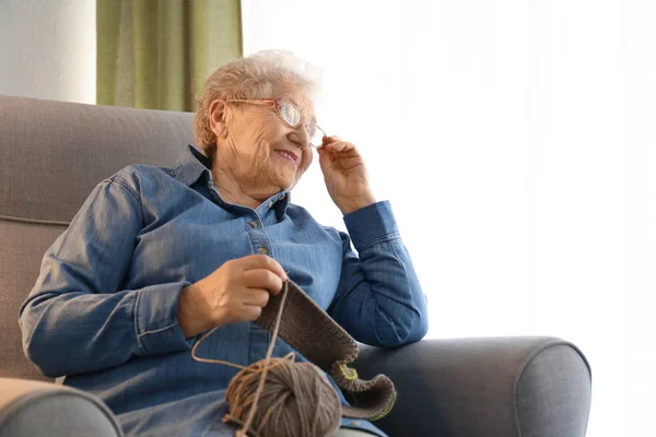 Femme Âgée Assise Sur Fauteuil Tout Tricotant Pull Maison — Photo