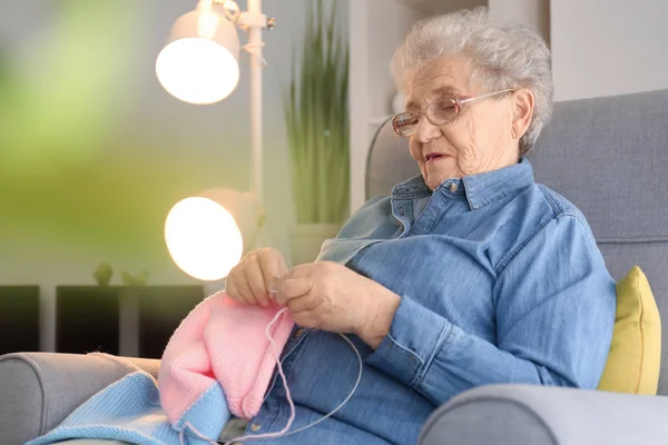 Senior Woman Sitting Armchair While Knitting Sweater Home — Stock Photo, Image