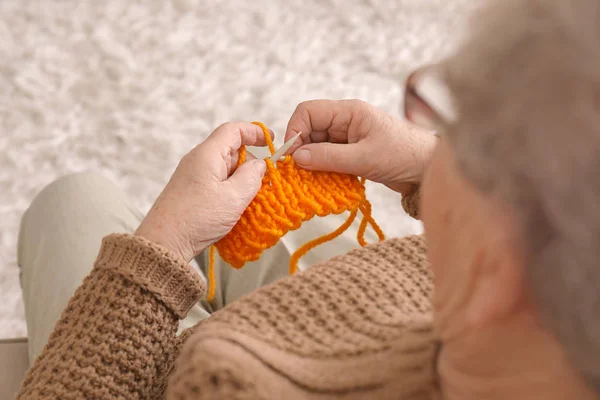 Senior Kobieta Knitting Sweter Domu Zbliżenie — Zdjęcie stockowe