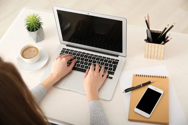 Freelancer Feminino Trabalhando Laptop Escritório Casa — Fotografia de Stock