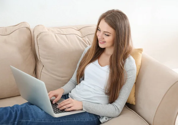 Female Freelancer Working Laptop Home — Stock Photo, Image