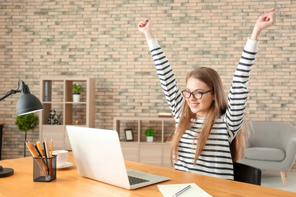 Freelancer Feliz Sexo Feminino Trabalhando Laptop Escritório Casa — Fotografia de Stock