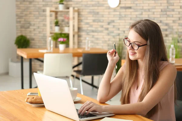 Kobiece Freelancer Działa Laptopie Kawiarni — Zdjęcie stockowe