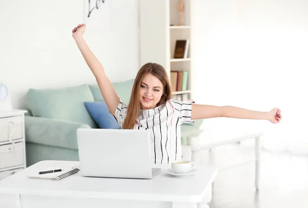 Freelancer Feliz Sexo Feminino Trabalhando Laptop Escritório Casa — Fotografia de Stock