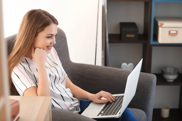 Female Freelancer Working Laptop Home — Stock Photo, Image