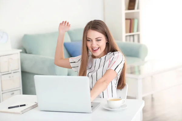 Freelancer Feliz Sexo Feminino Trabalhando Laptop Escritório Casa — Fotografia de Stock