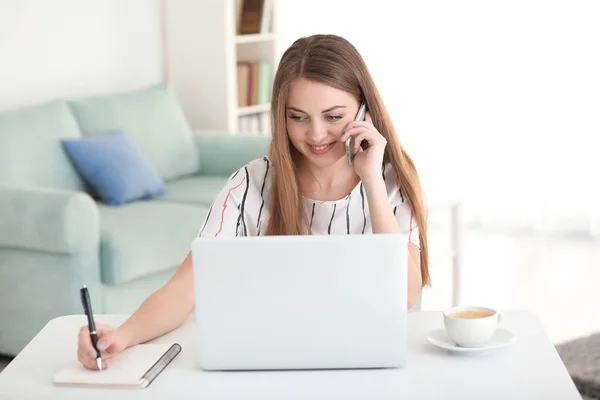 Freelancer Feminino Conversando Por Telefone Enquanto Trabalhava Escritório Casa — Fotografia de Stock