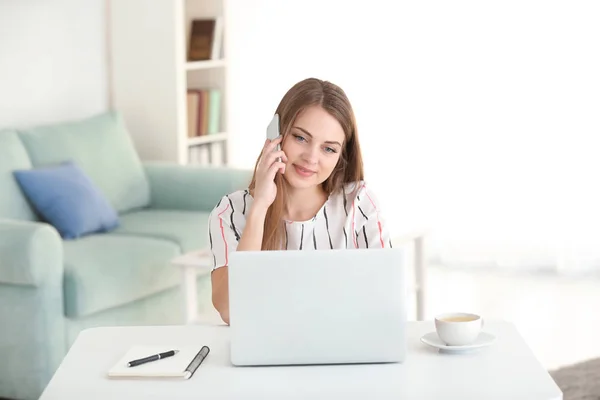 Femmina Freelance Parlare Telefono Mentre Lavora Sul Computer Portatile Ufficio — Foto Stock