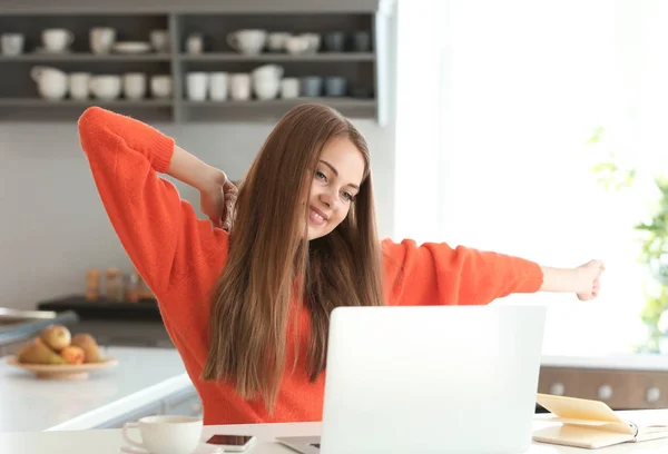 Freelancer Feliz Sexo Feminino Trabalhando Laptop Casa — Fotografia de Stock