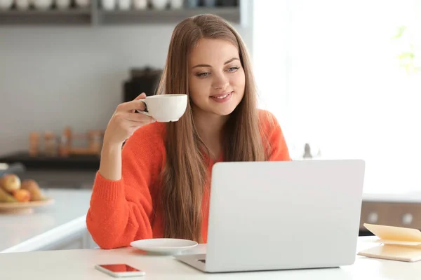 Female Freelancer Drinking Coffee While Working Laptop Home — Stock Photo, Image