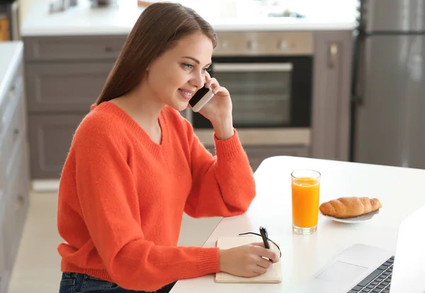 Femme Freelance Parler Par Téléphone Tout Travaillant Sur Ordinateur Portable — Photo