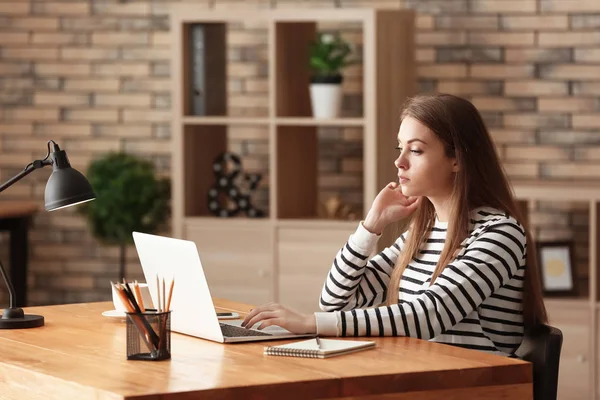 Vrouwelijke Freelancer Werkt Laptop Kantoor Aan Huis — Stockfoto