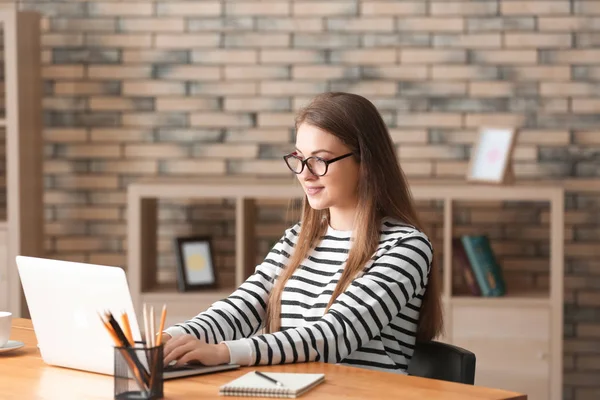 Freelancer Feminino Trabalhando Laptop Escritório Casa — Fotografia de Stock