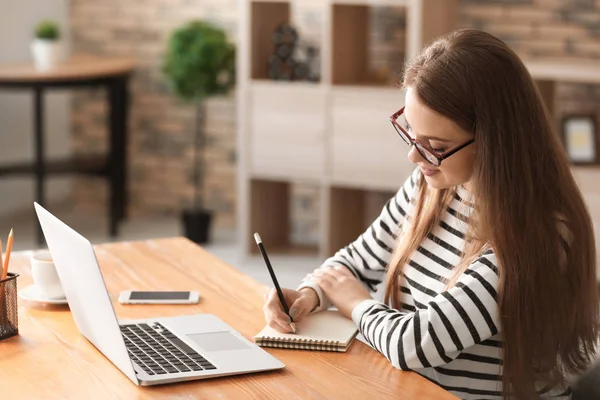 Freelancer Feminino Trabalhando Home Office — Fotografia de Stock