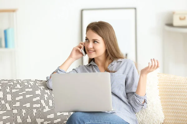 Freelancer Feminino Conversando Por Telefone Enquanto Trabalhava Laptop Casa — Fotografia de Stock