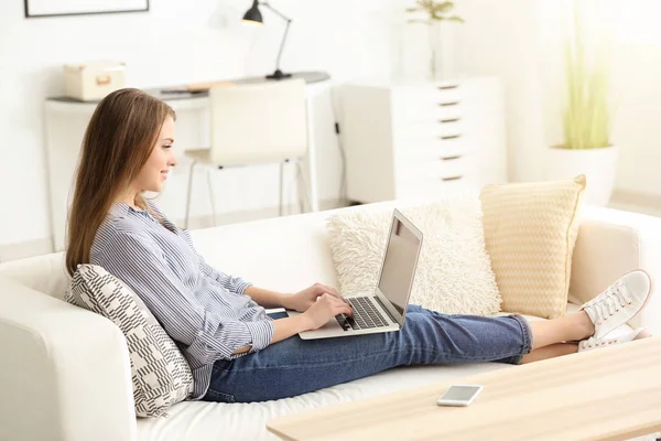 Vrouwelijke Freelancer Die Thuis Aan Laptop Werkt — Stockfoto