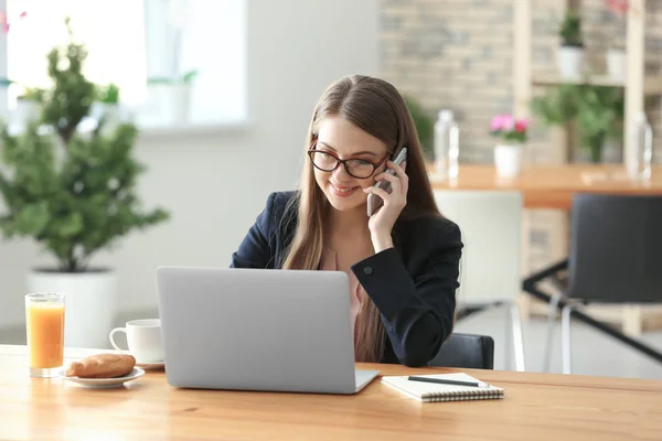 Freelancer Feminino Conversando Por Telefone Enquanto Trabalhava Laptop Café — Fotografia de Stock