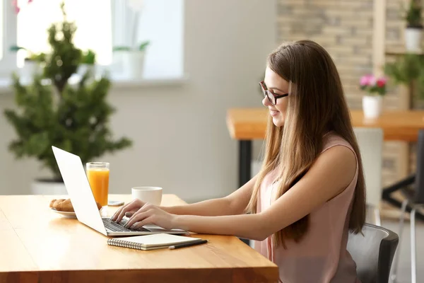 Female Freelancer Working Laptop Cafe — Stock Photo, Image