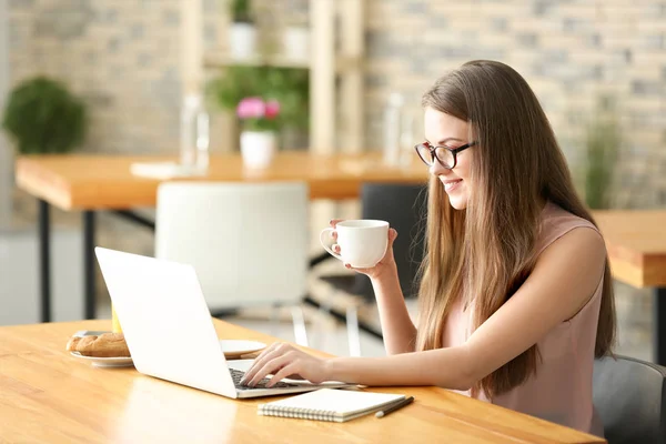 Kobiece Freelancer Picia Kawy Podczas Pracy Laptopie Kawiarni — Zdjęcie stockowe