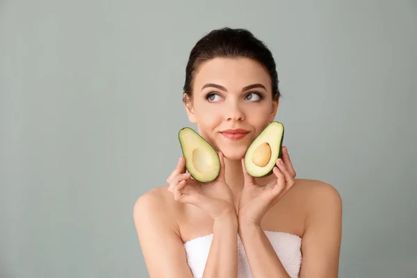 Bella Giovane Donna Con Avocado Sfondo Colori — Foto Stock