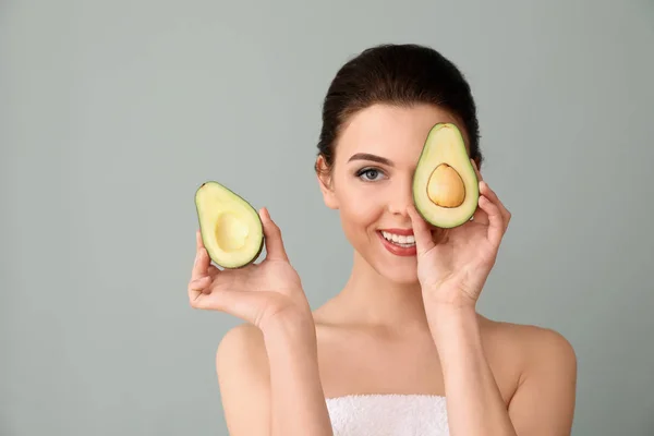 Hermosa Mujer Joven Con Aguacate Sobre Fondo Color —  Fotos de Stock