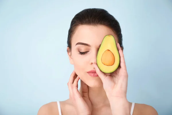 Bella Giovane Donna Con Avocado Sfondo Colori — Foto Stock