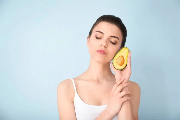 Bella Giovane Donna Con Avocado Sfondo Colori — Foto Stock