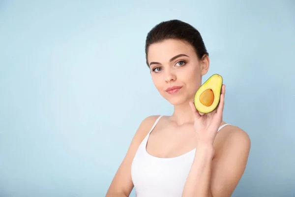 Hermosa Mujer Joven Con Aguacate Sobre Fondo Color —  Fotos de Stock