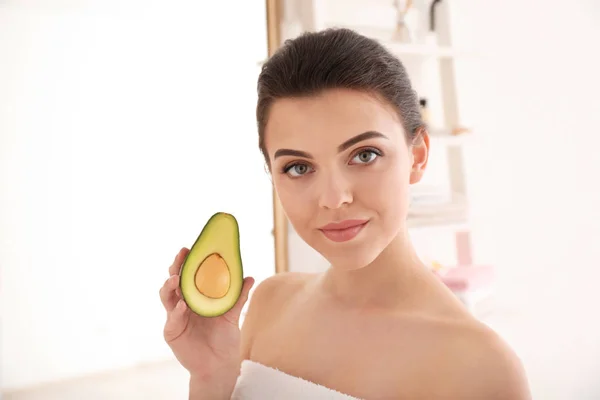 Vakker Ung Kvinne Med Avokado Badet – stockfoto