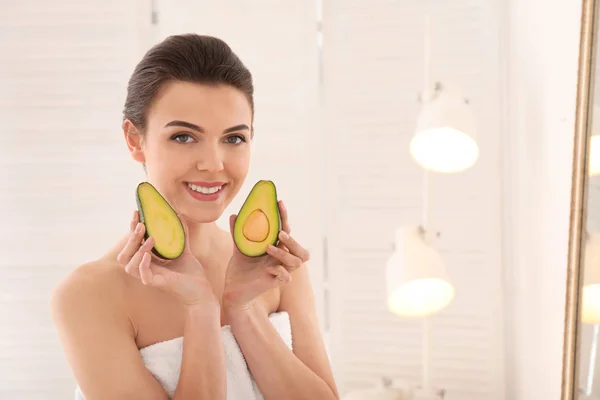 Hermosa Joven Con Aguacate Baño —  Fotos de Stock