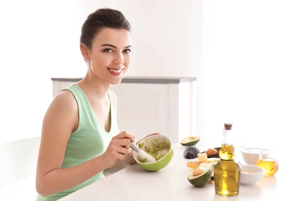 Junge Frau Macht Nährende Maske Mit Avocado Der Küche — Stockfoto