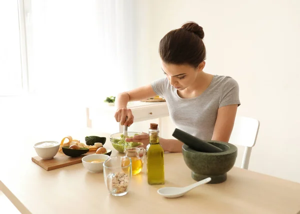 Junge Frau Macht Nährende Maske Mit Avocado Der Küche — Stockfoto