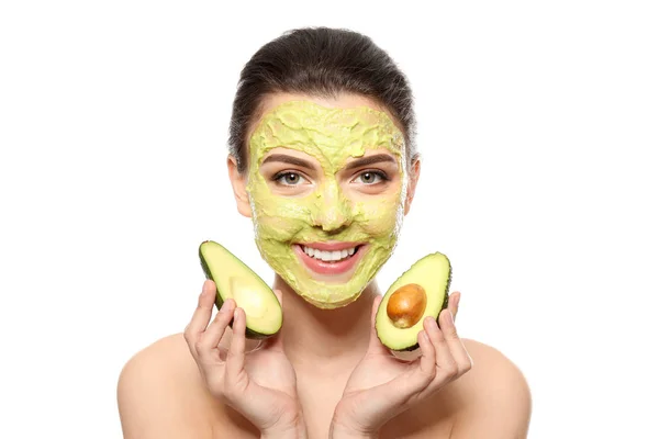 Schöne Junge Frau Mit Gesichtsmaske Und Frischer Avocado Auf Weißem — Stockfoto