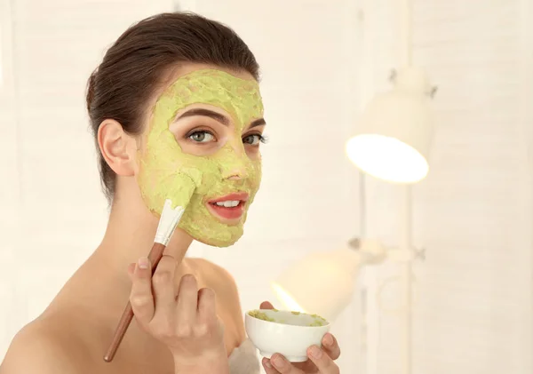 Hermosa Joven Aplicación Máscara Facial Aguacate Baño —  Fotos de Stock