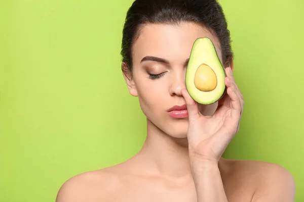 Bella Giovane Donna Con Avocado Sfondo Colori — Foto Stock