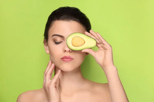 Hermosa Mujer Joven Con Aguacate Sobre Fondo Color —  Fotos de Stock