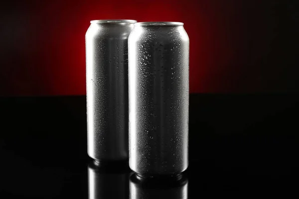 Cerveja Fresca Latas Alumínio Fundo Escuro — Fotografia de Stock