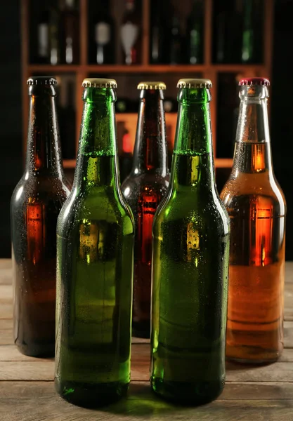 Birra Fresca Bottiglie Vetro Sul Tavolo Legno — Foto Stock