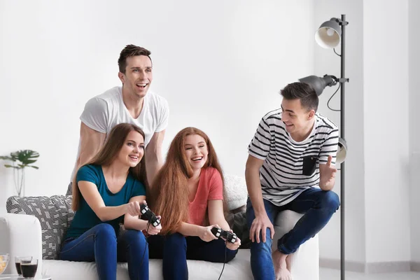 Junge Leute Spielen Hause Videospiele — Stockfoto