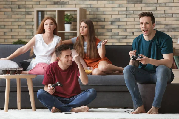 Giovani Che Giocano Videogiochi Casa — Foto Stock