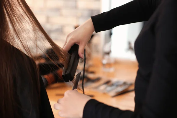 Professional Hairdresser Straightening Client Hair Salon — Stock Photo, Image