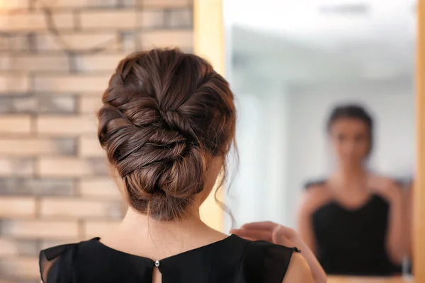 Femme Avec Belle Coiffure Faite Dans Salon Professionnel — Photo