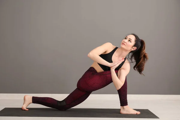 Belle Femme Pratiquant Yoga Intérieur — Photo
