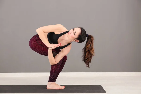 Vacker Kvinna Praktisera Yoga Inomhus — Stockfoto