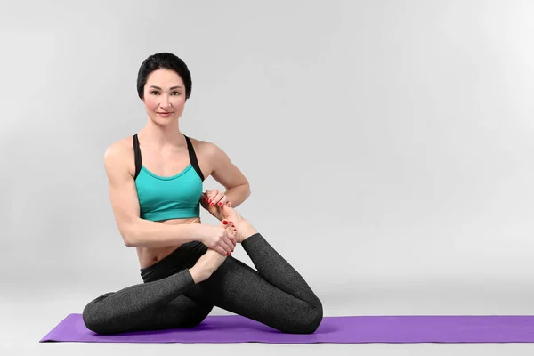 Hermosa Mujer Practicando Yoga Sobre Fondo Blanco —  Fotos de Stock