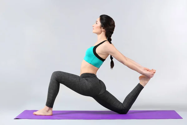 Mooie Vrouw Beoefenen Van Yoga Witte Achtergrond — Stockfoto