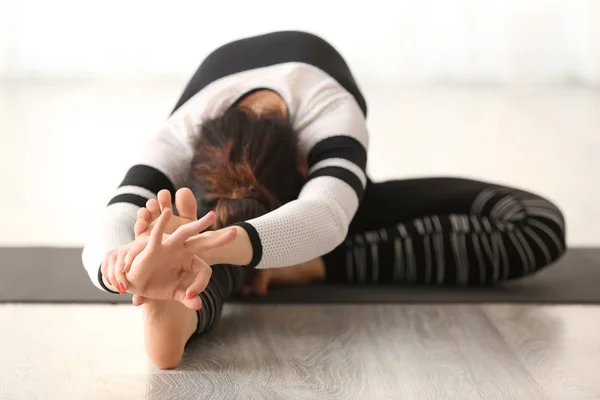 Hermosa Mujer Practicando Yoga Interiores —  Fotos de Stock