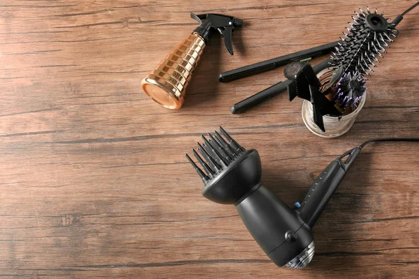 Professionelle Friseur Set Auf Holz Hintergrund — Stockfoto