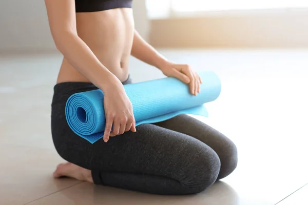 Giovane Donna Con Tappetino Yoga Chiuso — Foto Stock